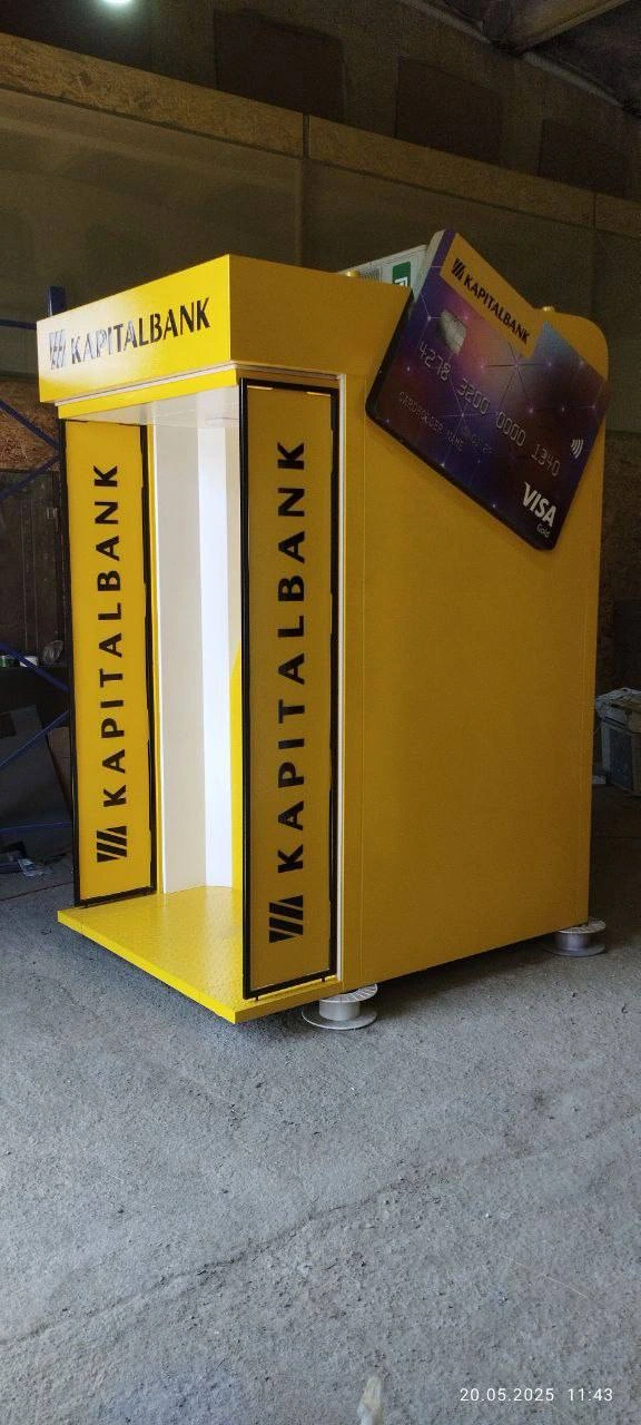 Кабина Kapitalbank с рекламной картой, ракурс 4