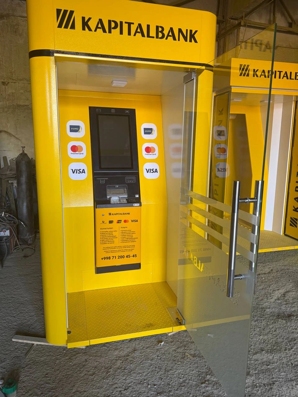 Жёлтая ATM-кабина — Фото выполненной работы
