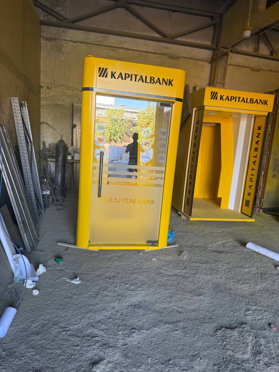 Жёлтая ATM-кабина, ракурс 2