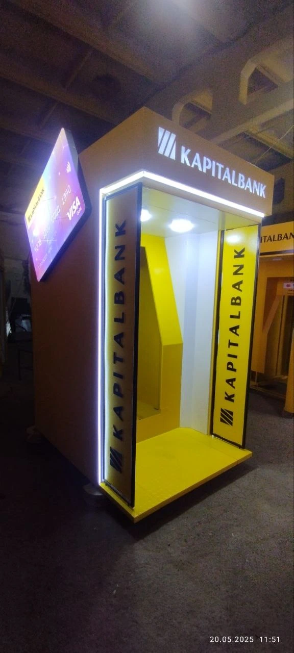 Кабина Kapitalbank с рекламной картой, ракурс 2