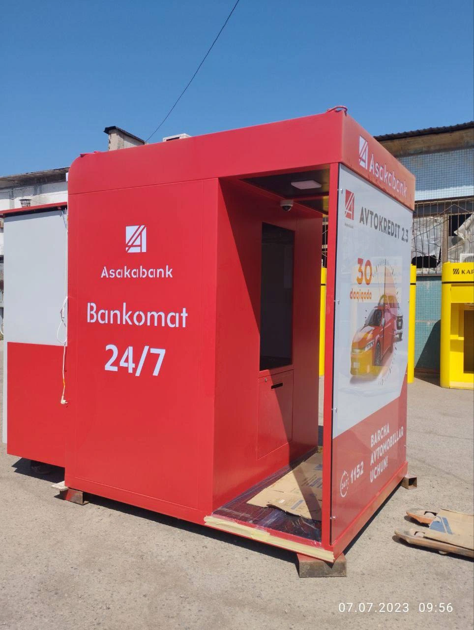 Кабина Asakabank с боковым входом и техническим отсеком, ракурс 2